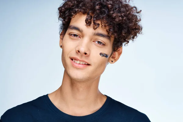 Emotionaler Mann mit lockigem Haar Kosmetik Hautpflege Nahaufnahme — Stockfoto