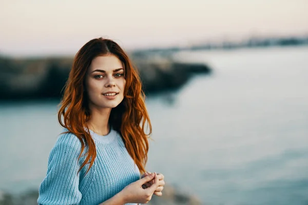 Mulher ruiva bonita ar fresco liberdade lazer estilo de vida — Fotografia de Stock