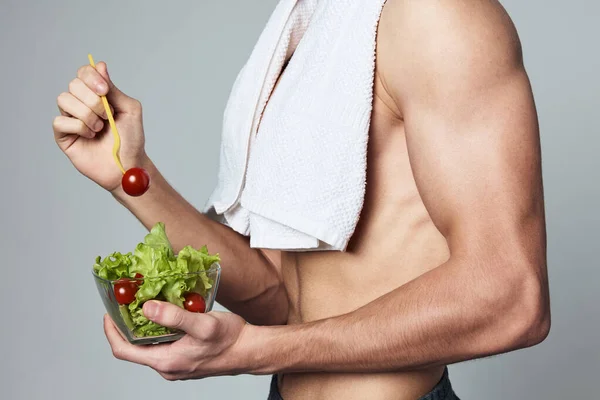 Hombre deportivo con una toalla blanca en los hombros un plato de ensalada bocadillo de comida saludable — Foto de Stock