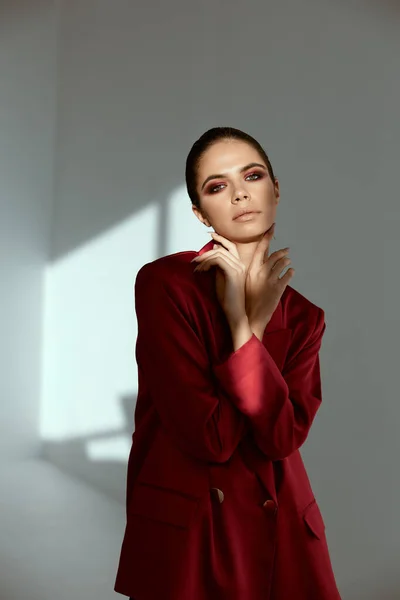 브라운 렛밝은 분장붉은 재킷 글 라머 모델 스튜디오 — 스톡 사진