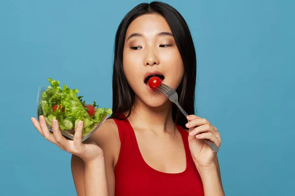 Donna con novità pomodoro e insalata in piatto calorie modello di dieta — Foto Stock