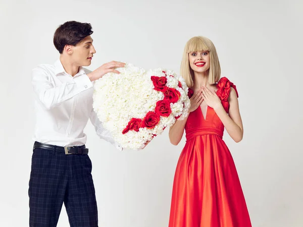 Valentines den muž a žena se srdcem ve tvaru dekorativní květiny — Stock fotografie
