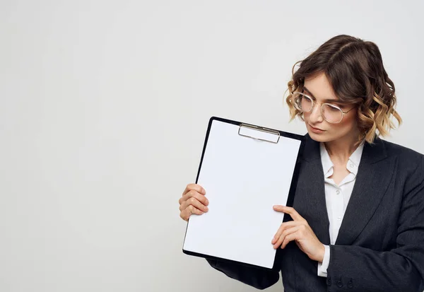 Femme montre une feuille de papier vierge sur un fond clair finance d'entreprise Espace de copie — Photo