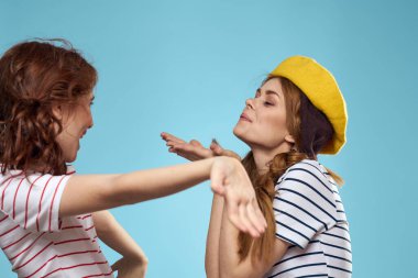 Komik anne-kız moda stüdyosu eğlenceli mavi arka plan ailesi