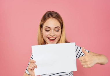 Pembe arka plan üzerine beyaz kağıt kaplamalı duygusal kadın.
