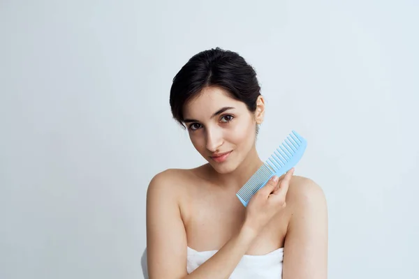 Schöne Frau in Handtuch Kamm Körperpflege Dusche beschnitten Ansicht — Stockfoto