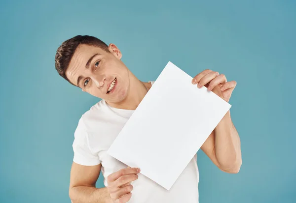 Handsome guy with white sheet of paper advertising mockup Copy Space — Stock Photo, Image