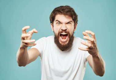 Mavi arka plandaki saldırgan adam işaret parmağı gerilimi ve asabiyet çığlığı gösteriyor.