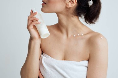 Beyaz duş havlusundaki kadın çıplak kadın cilt kremi dermatolojisi.
