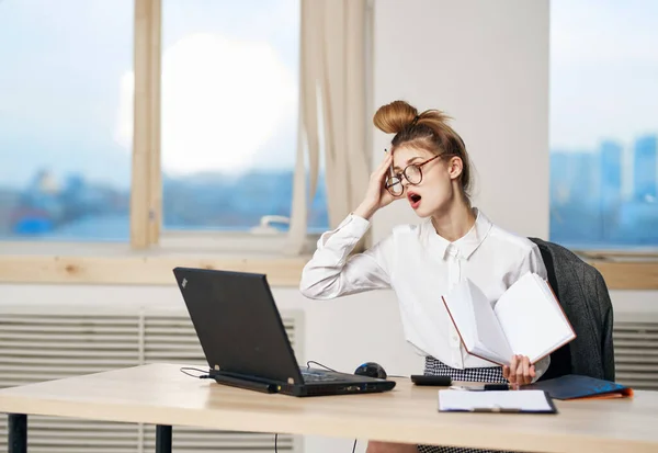 Kobieta sekretarka biurko laptop technologia profesjonalny — Zdjęcie stockowe