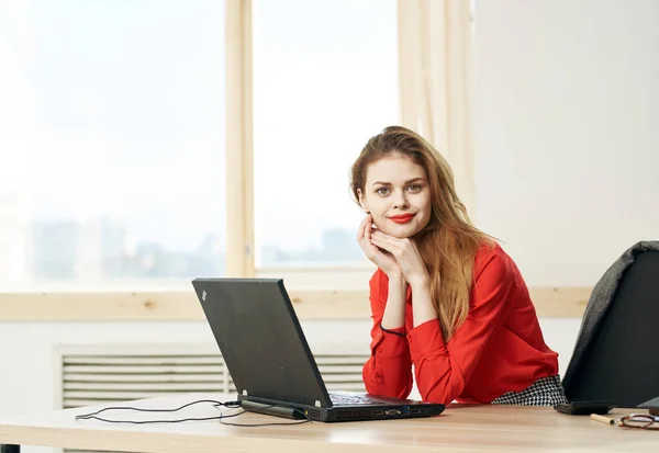 Femme secrétaire chemise rouge bureau ordinateur portable bureau gestionnaire — Photo
