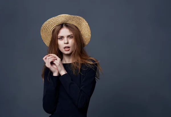 Kvinna bär hatt mode glamour lyx beskärd utsikt — Stockfoto
