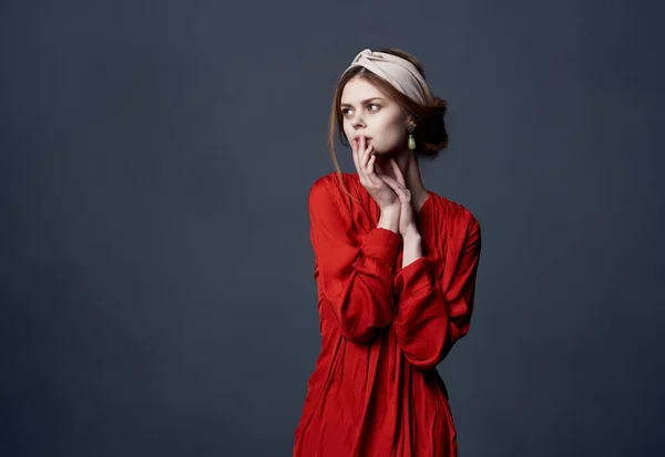 Mulher elegante vestido vermelho decoração turbante na cabeça do modelo — Fotografia de Stock