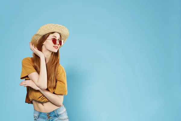 Bonito elegante mulher verão roupas diversão emoções azul fundo — Fotografia de Stock