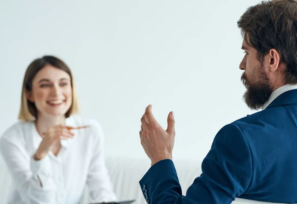 Frau und Mann in Anzügen diskutieren drinnen bei der Arbeit — Stockfoto