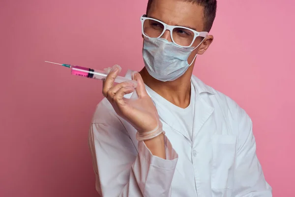 Лікар у білому пальто медична маска лікування здоров'я професійний рожевий фон — стокове фото