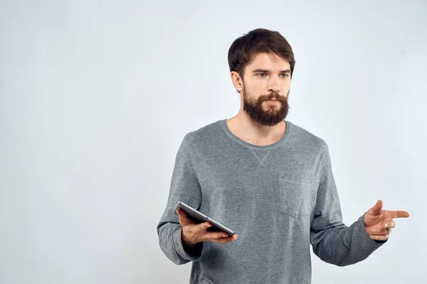 Ein bärtiger Mann mit einem Tablet in der Hand eines drahtlosen Kommunikationsgeräts — Stockfoto