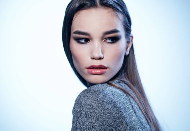 Esmer kadın model gri süveter makyajı kırpılmış manzara