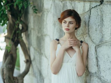 Beyaz elbiseli, doğa gezisi prensesi bir kadın.