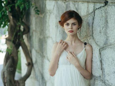 Beyaz elbiseli, doğa gezisi prensesi bir kadın.