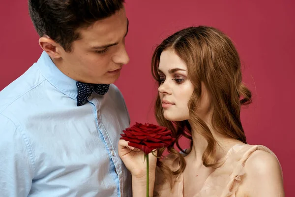 Roztomilý mladý pár šarm rande zábava růžové pozadí — Stock fotografie