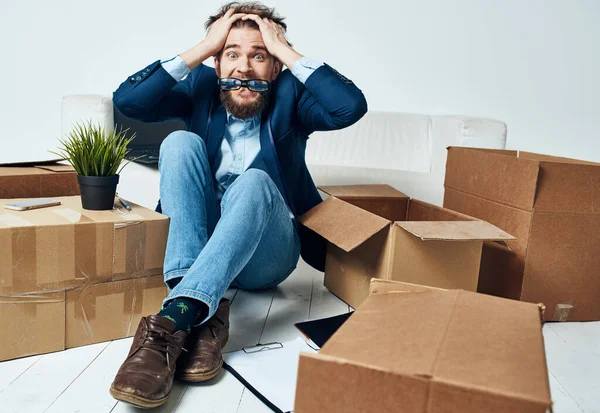 Gestionnaire masculin émotionnel déballer les boîtes de style de vie dans le bureau — Photo