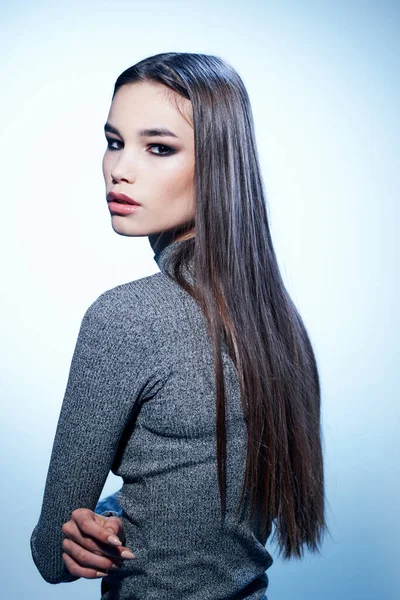 Gri kazaklı kadın saç stili. Arka plan makyaj modeli. — Stok fotoğraf