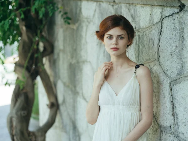 Женщина в белом платье украшения природы традиционной одежды летом — стоковое фото