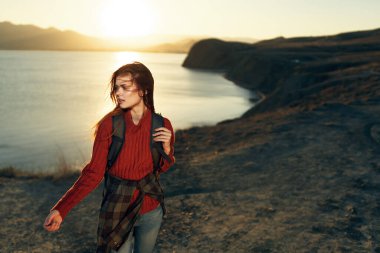 Kadın turist sırt çantası. Taze hava macerası.