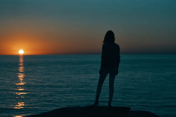 Γυναίκα στο ηλιοβασίλεμα θάλασσα σιλουέτα στην ακτή και τον ουρανό παραλία — Φωτογραφία Αρχείου