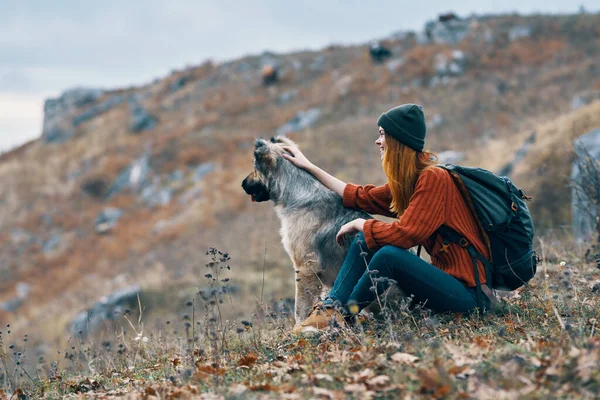 Vrouw toeristisch rugzak reizen vakantie vriendschap landschap — Stockfoto