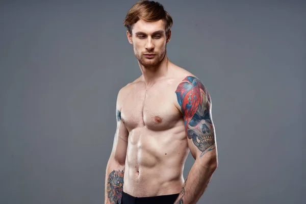 Deportista hombre con bombeado hasta prensa tatuaje en sus brazos macho recortado vista — Foto de Stock
