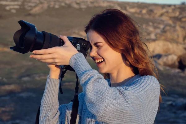 Femme joyeuse photographe professionnel en plein air paysage montagnes rocheuses — Photo
