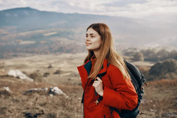 Κοκκινομάλλα γυναίκα σε σακάκι με σακίδιο ταξίδια πεζοπορία βουνά φρέσκο αέρα — Φωτογραφία Αρχείου