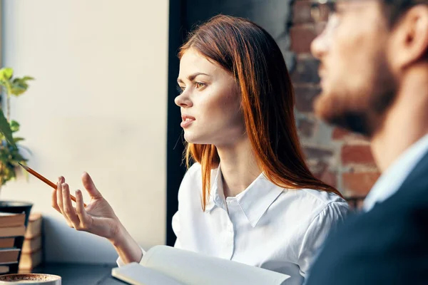 Colleghi di lavoro comunicazione professionisti tempo libero — Foto Stock