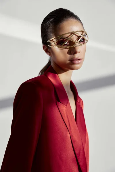 Model in rood jasje met accessoire op gezicht bijgesneden bekijk portret close-up — Stockfoto