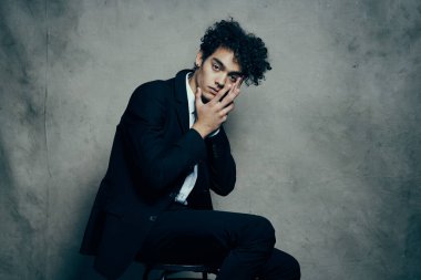 Takım elbiseli adam kıvırcık saçlı duygular stüdyo resmi moda