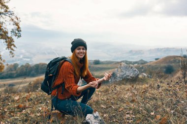 Doğa yürüyüşçüsüymüş. Köpek manzarası yolculuğunun yanında.