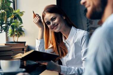 Erkek ve kadın iş arkadaşları, yaşam tarzı finansmanı.