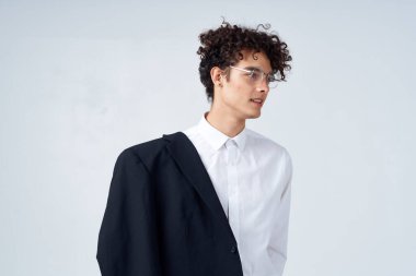 Omzunda neşeli erkek ceketi resmi moda duyguları...