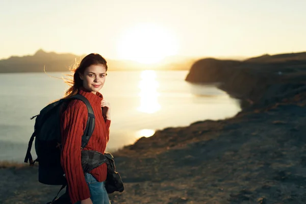 Donna con zaino paesaggio di viaggio in montagne rocciose — Foto Stock