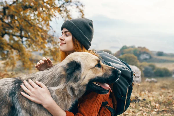 Otostopçu kadın köpek doğası aile reisi tatili — Stok fotoğraf