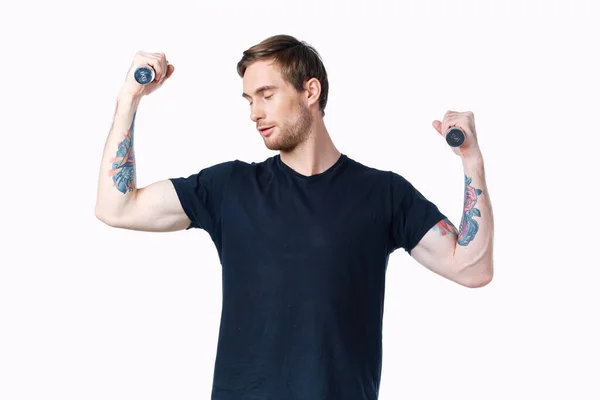 Hombre con pesas músculos músculos culturistas fitness y tatuaje en su brazo — Foto de Stock