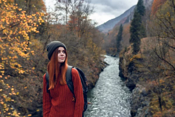 Vrouw wandelaar reist bergen rivieren frisse lucht natuur — Stockfoto