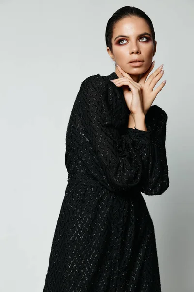 Vacker brunett sida blick svart klänning glamour mode — Stockfoto