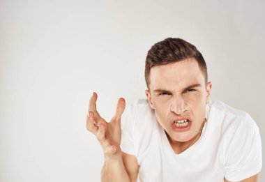 Elleri kızgın bir şekilde hareket eden bir adam. Arka planda hafif bir görüntü var. Boşluğu kopyala