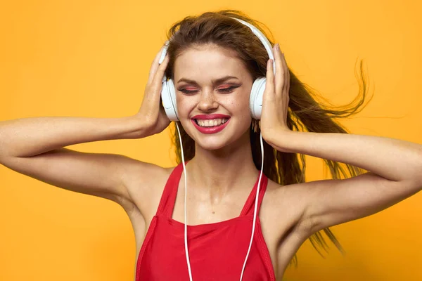 Mulher em fones de ouvido ouvir música vermelho t-shirt emoções moda amarelo fundo estilo de vida — Fotografia de Stock