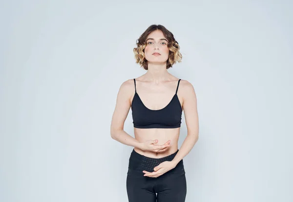 Deporte mujer fitness yoga meditación modelo luz fondo — Foto de Stock