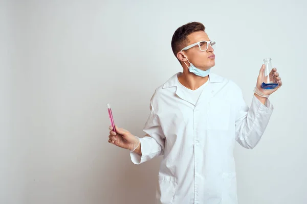 Médecin en manteau blanc stéthoscope examen patient hôpital — Photo