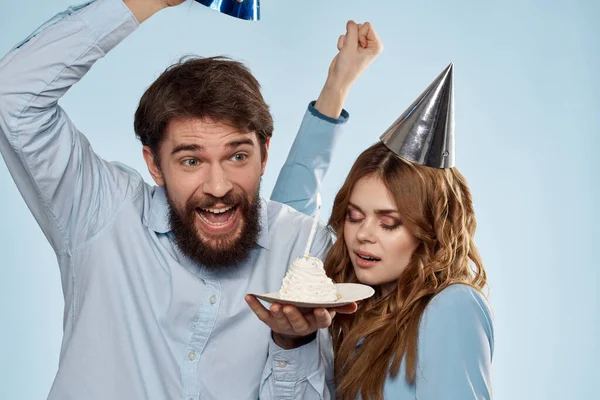 Joyeux homme et femme avec gâteau dans une assiette fête d'entreprise fond bleu — Photo